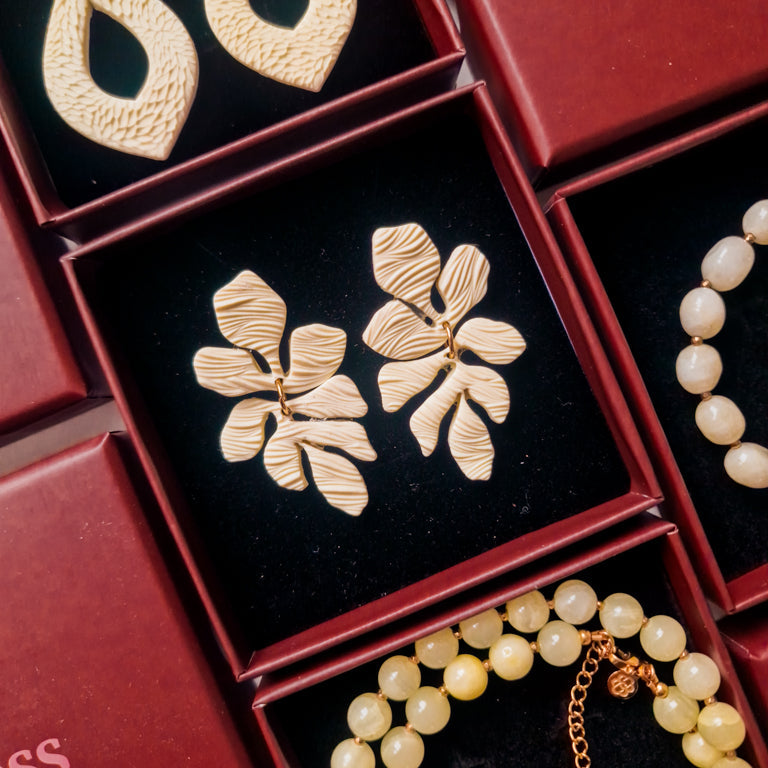 Unieke vrolijke en trendy oorbellen gemaakt van polymeer klei. Deze oorbellen zijn handgemaakt en verkrijgbaar in zilver en goud. Echte statement oorbellen!