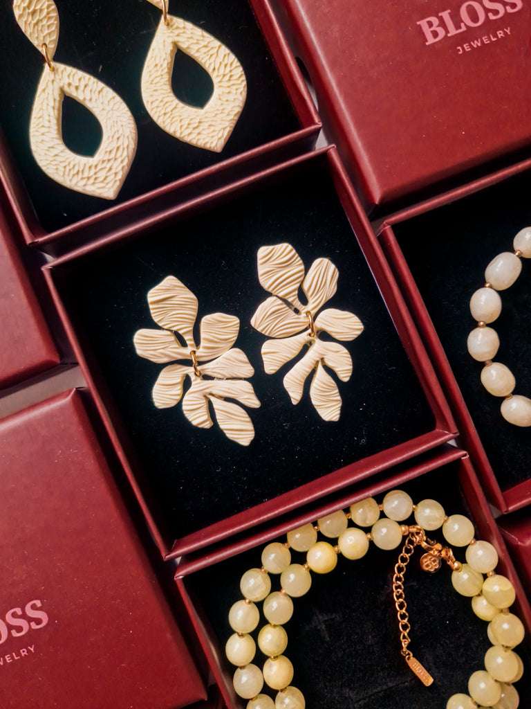 Unieke vrolijke en trendy oorbellen gemaakt van polymeer klei. Deze oorbellen zijn handgemaakt en verkrijgbaar in zilver en goud. Echte statement oorbellen!