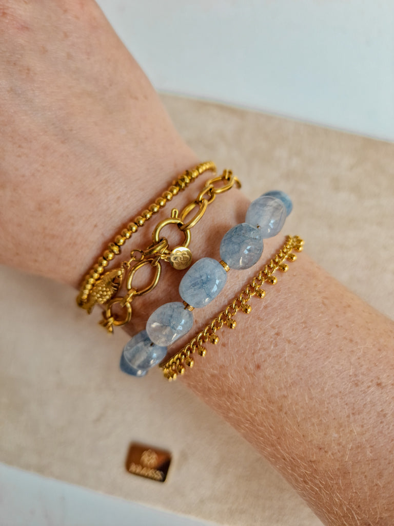 Armband Light Blue Stone op model