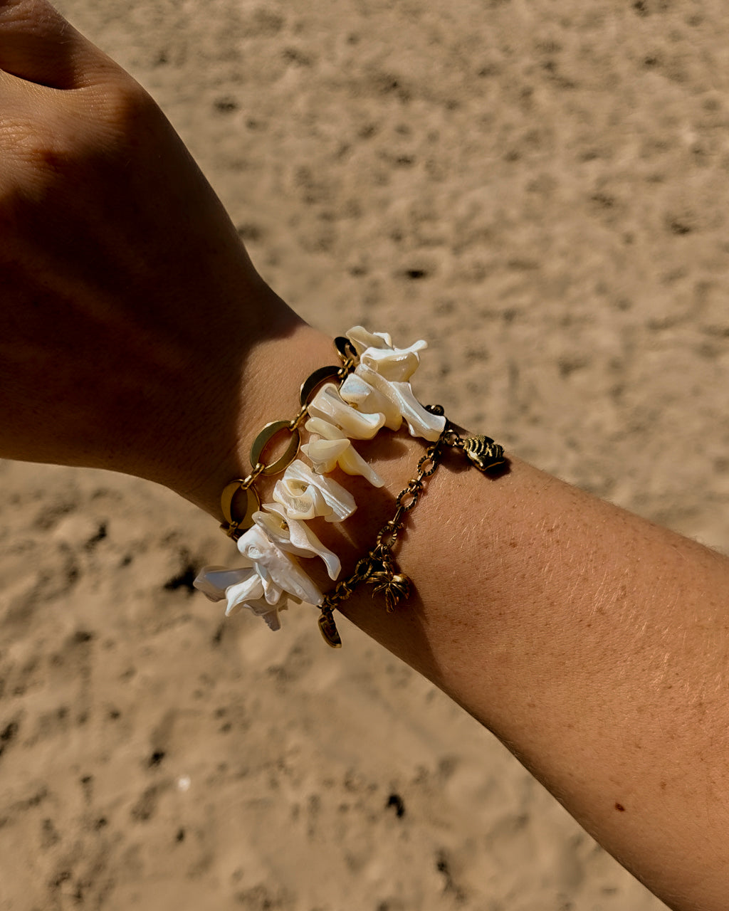 Armband Coastal Treasures Shell Mermaid op model
