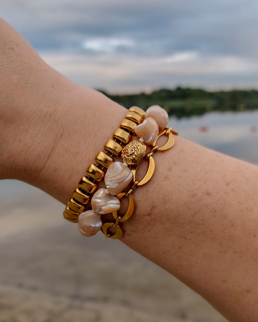 Armband Coastal Treasures Sandy Glow op model