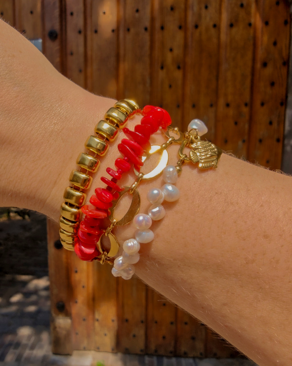 Armband Sunset Heat Red Coral op model
