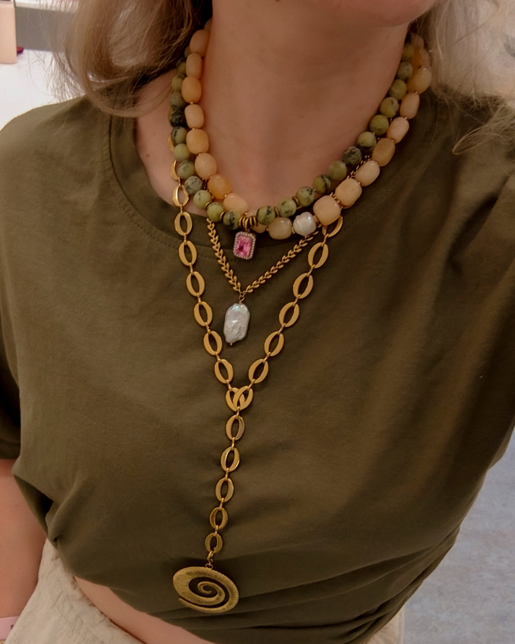 Ketting Summer Heat Yellow Jade Pearl op model