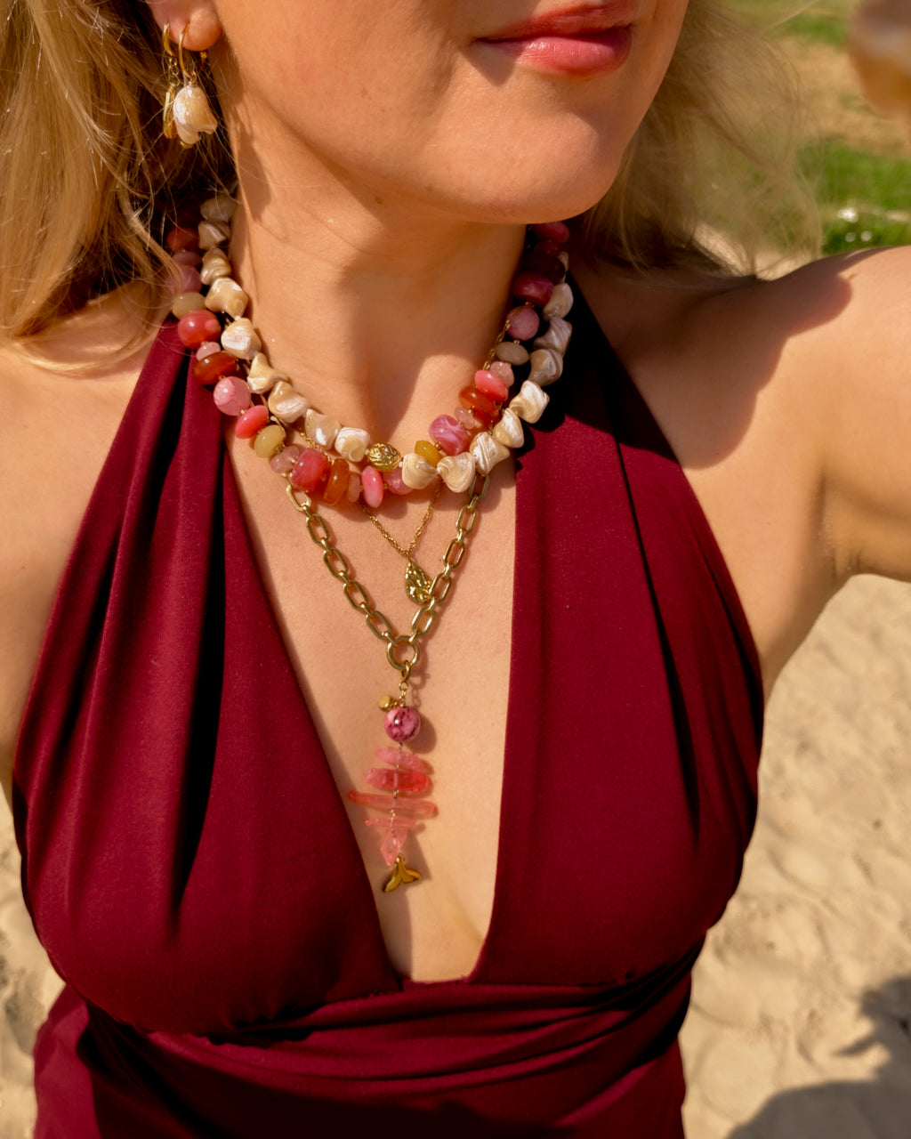 Ketting Coastal Treasures Sandy Glow op model