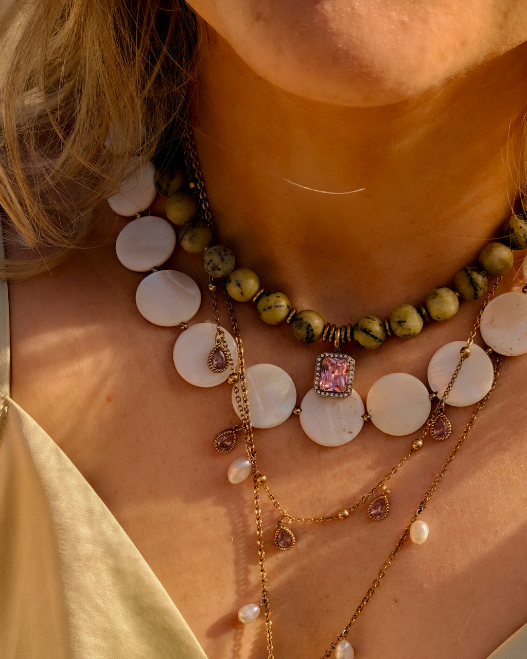 BLOSS sieraden op model