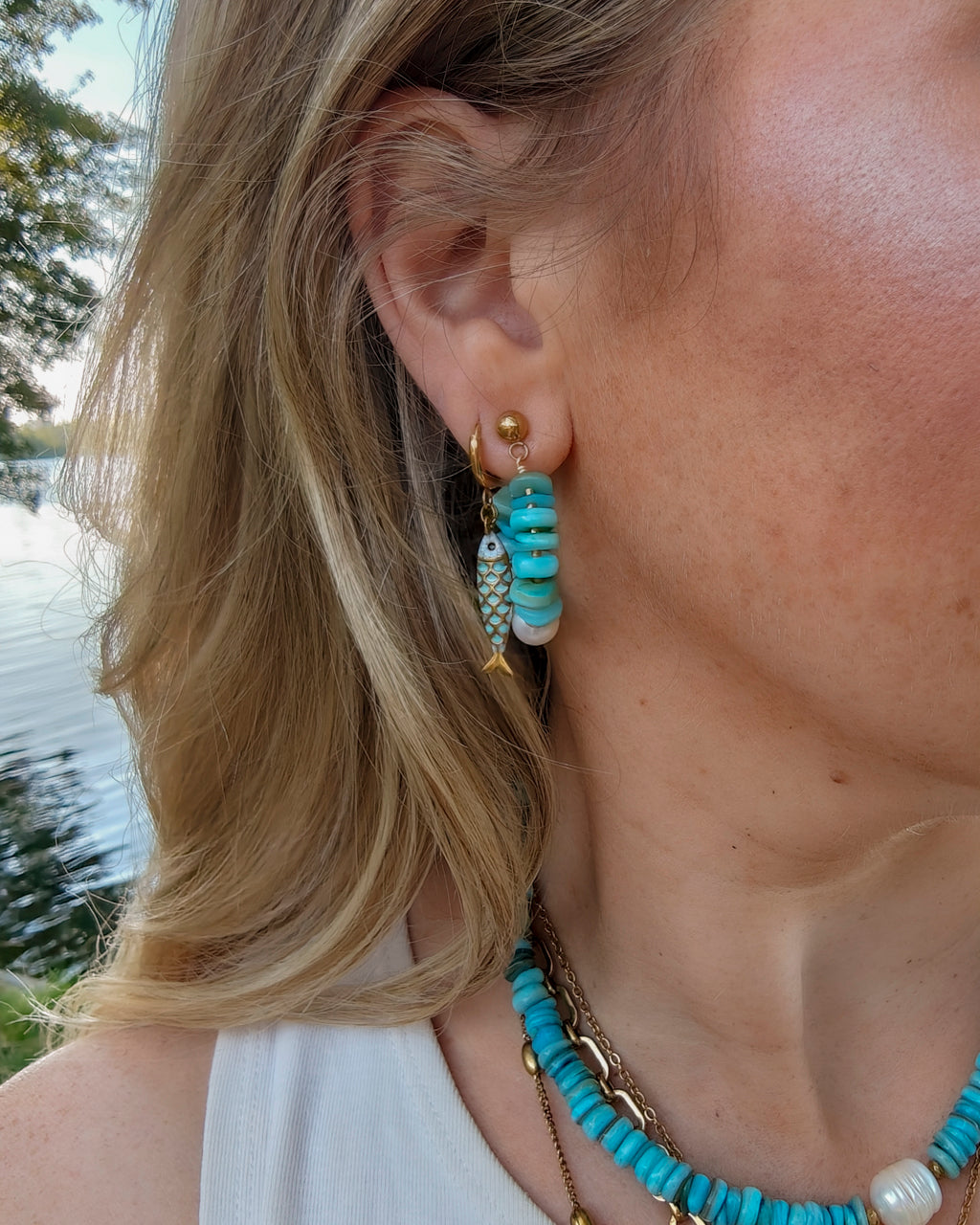 Oorbellen Sunset Heat Turquoise Shell Pearl Hoop op model
