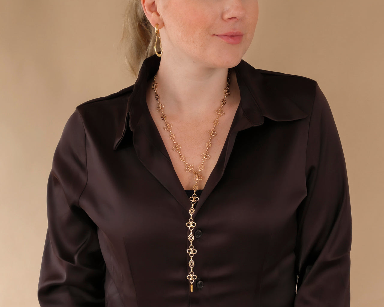 Fleurette Ketting gedragen bij een donkere blouse
