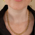 Detail van de Lace Ketting gedragen bij een donkere blouse