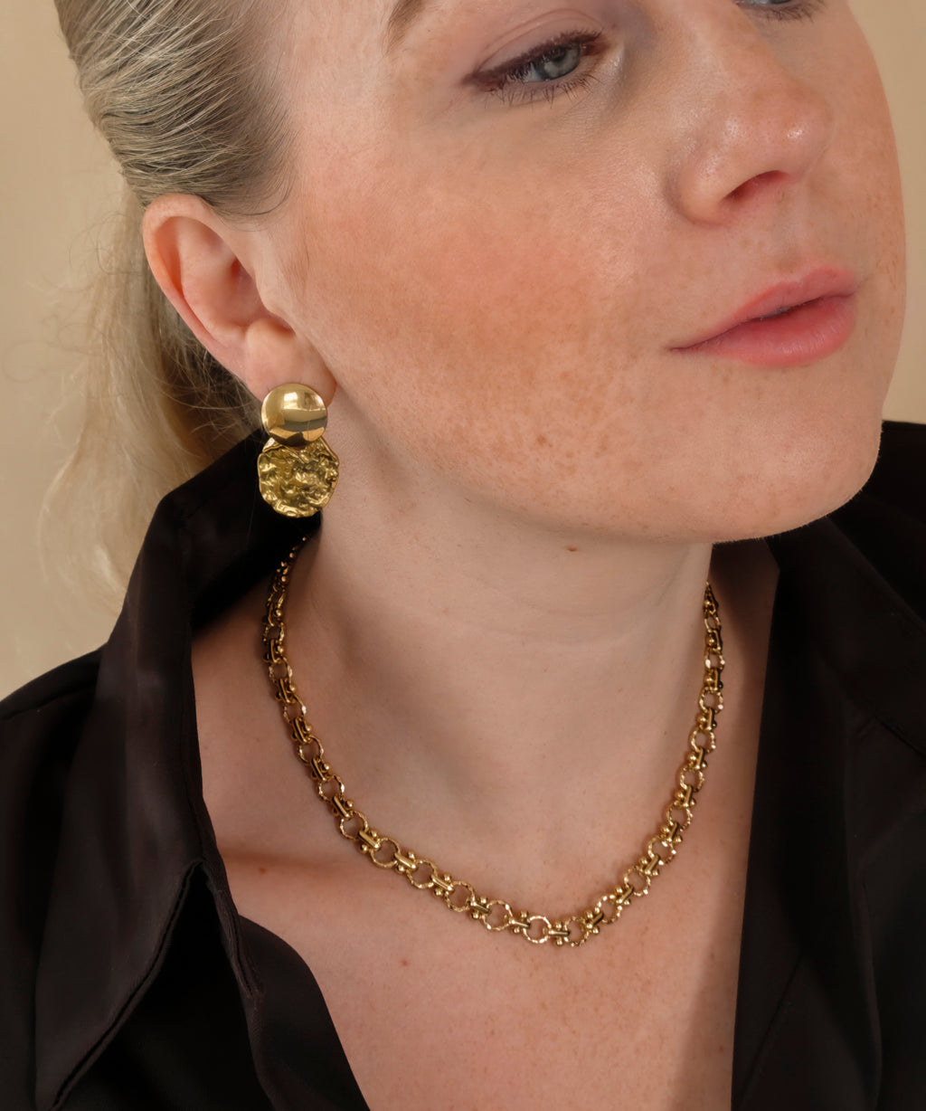 Lace Ketting gecombineerd met gouden oorbellen | gedragen
