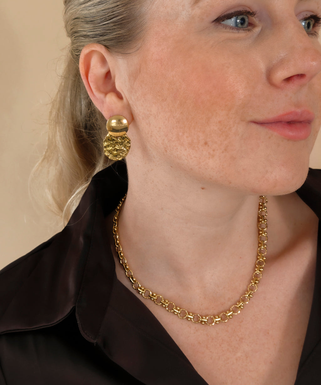 Solene gouden oorbellen gedragen met een donkere blouse en Lace ketting | gedragen