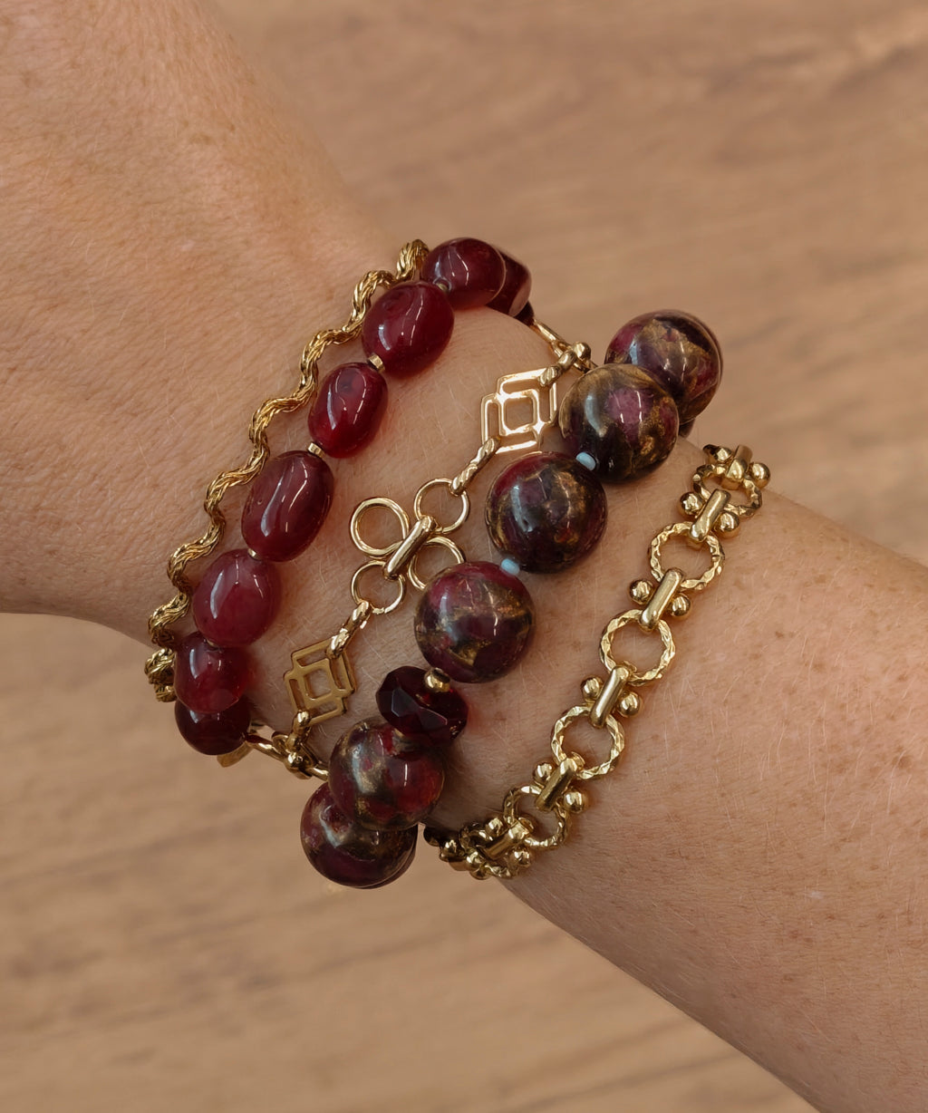 Fleurette Armband gecombineerd met kralenarmbanden | gedragen