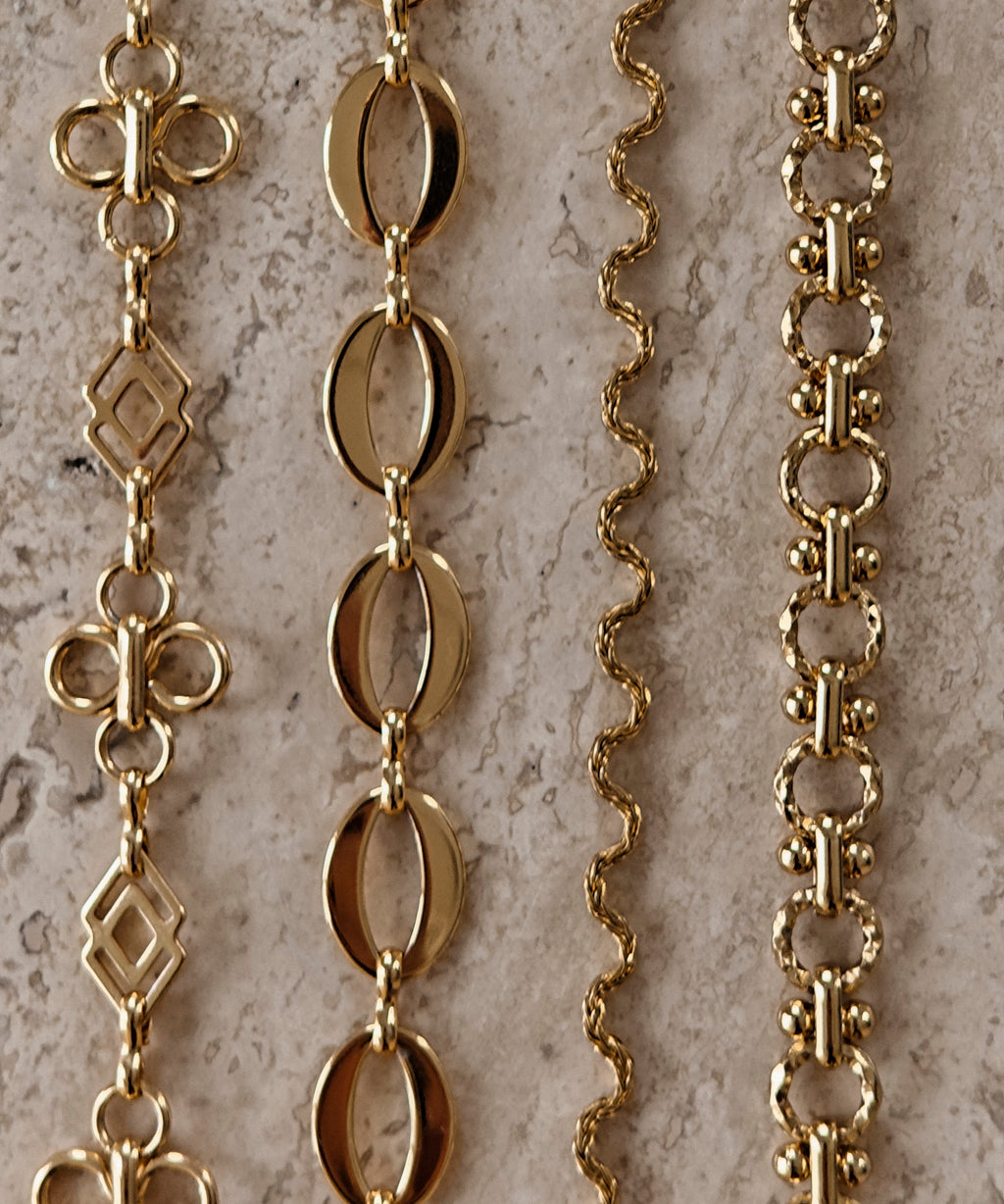 Gouden BLOSS Essentials met bloemmotieven, ovale schakels, een golvende ketting en bewerkte ronde schakels