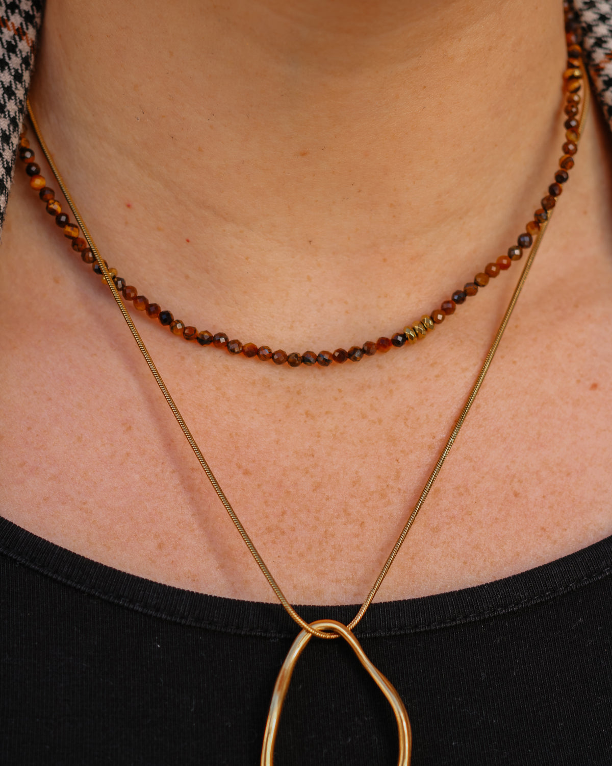 Ketting Tiger Eye Faceted Mini Beads op model