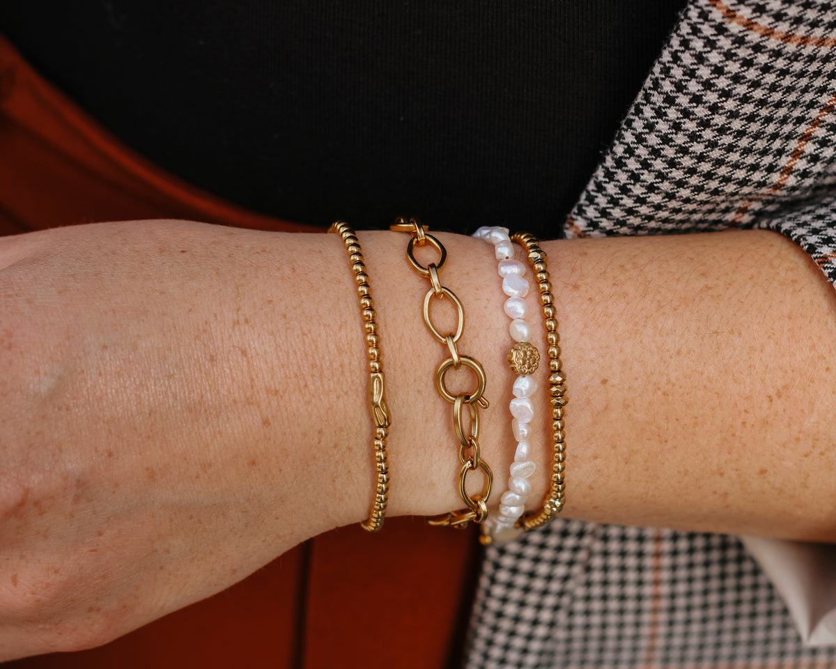 BLOSS sieraden op model