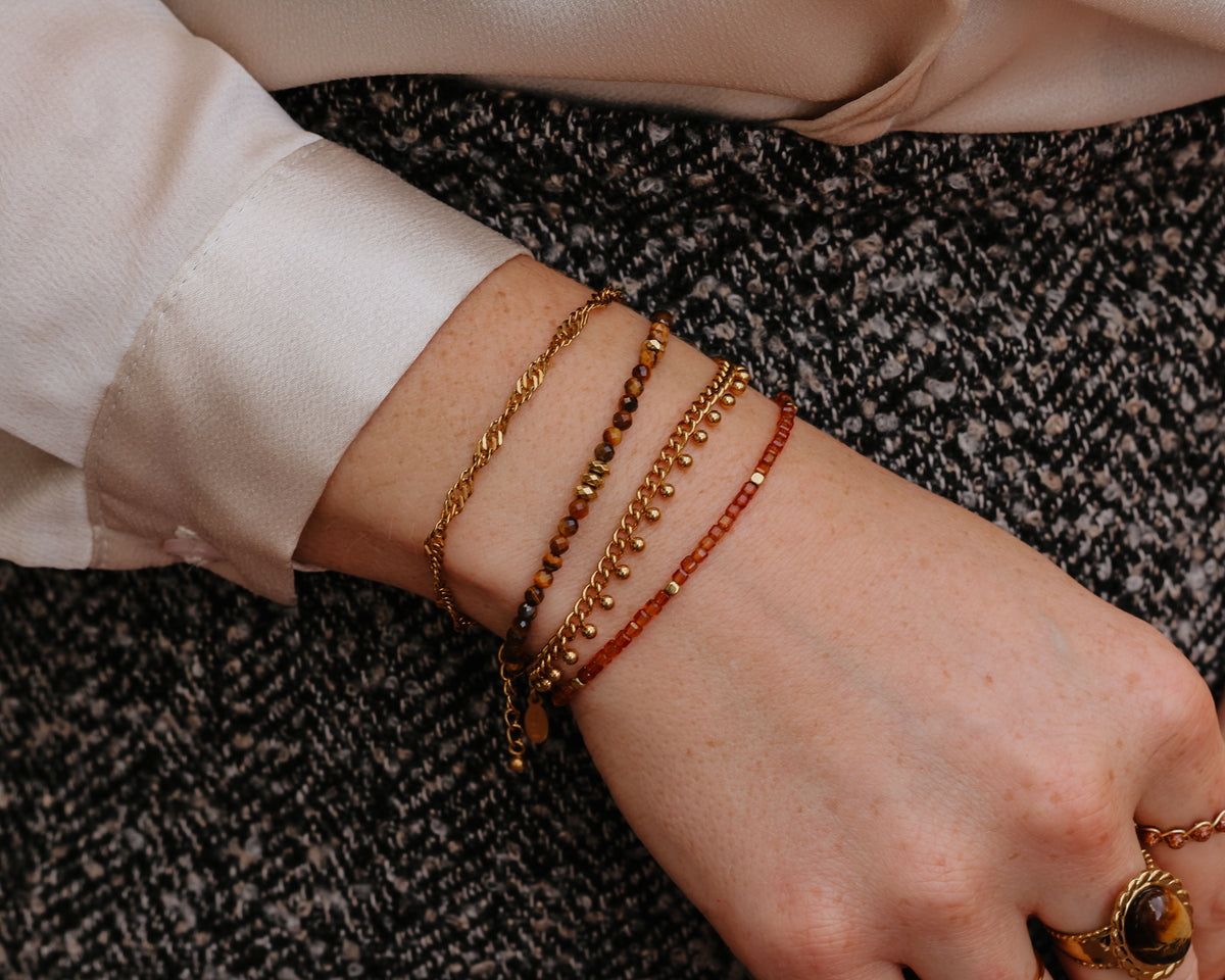 Armband Tiger Eye Faceted Mini Beads op model
