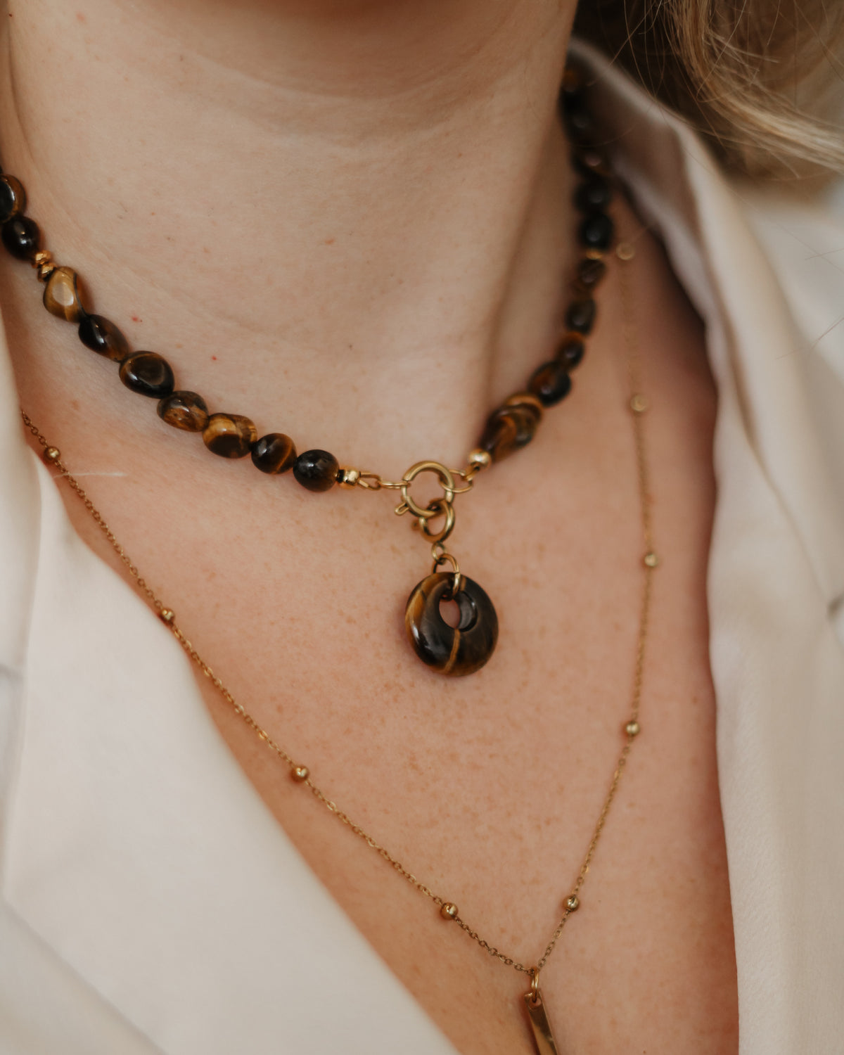 Ketting Tiger Eye Pebble Stones op model