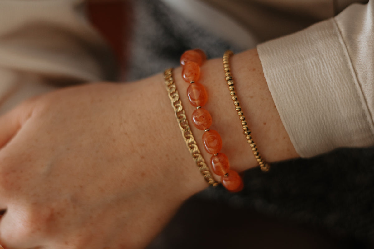 Armband Apricot Stone op model