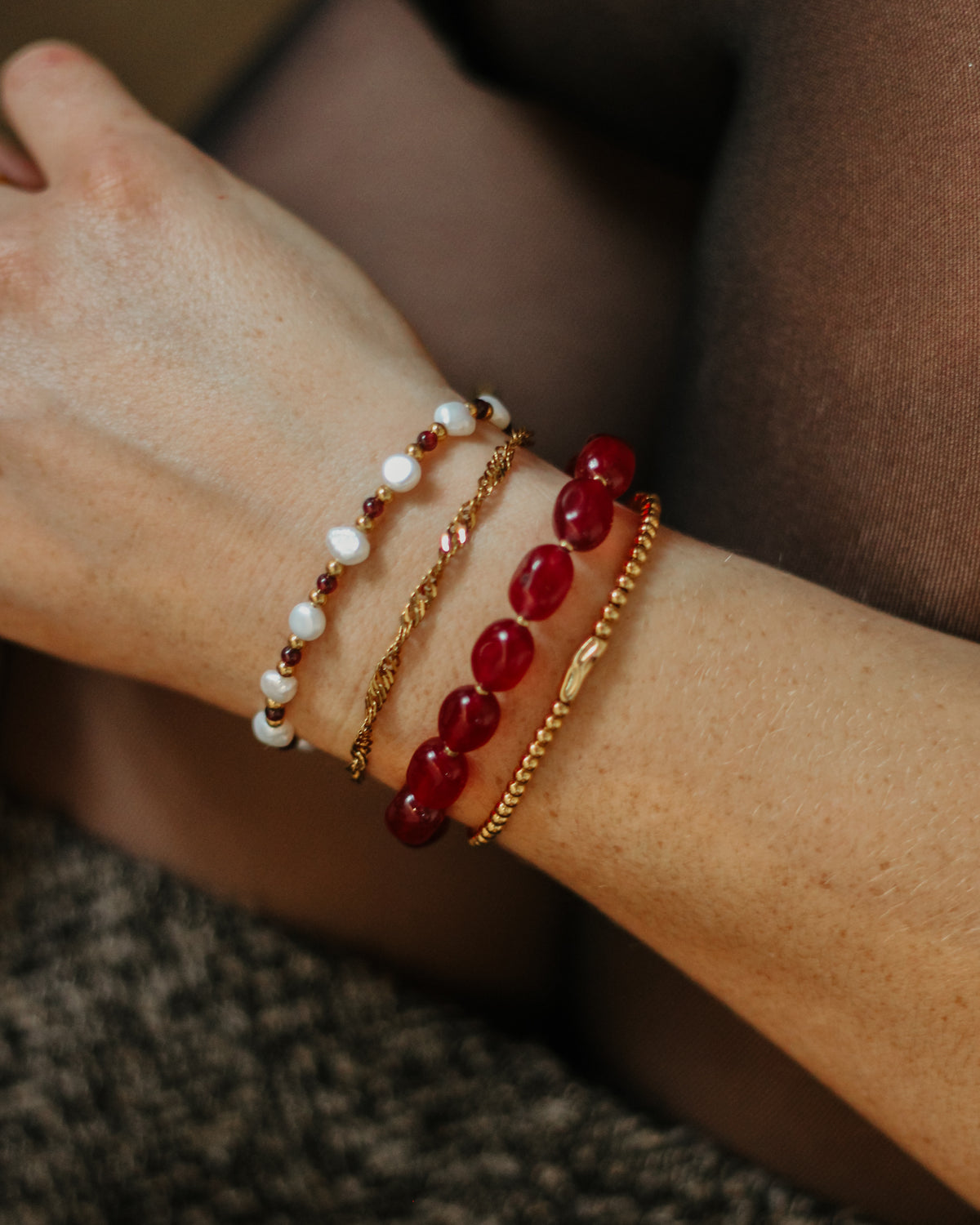 Armband Burgundy Stone op model
