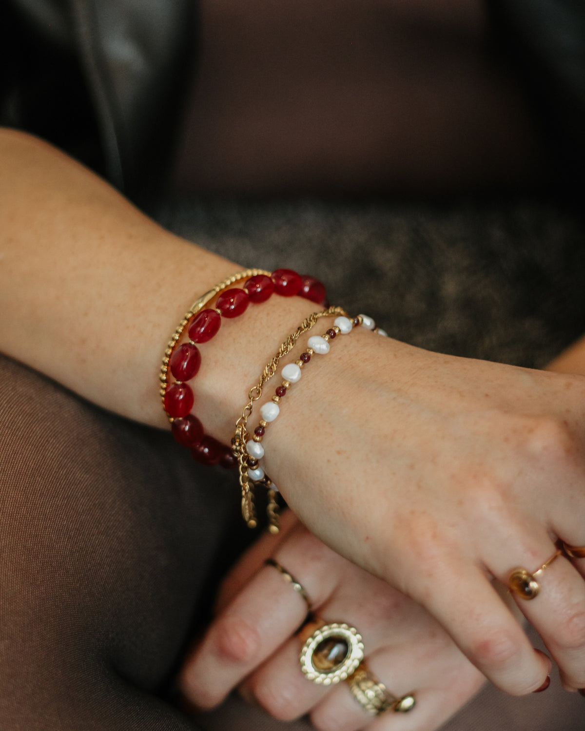 Armband Burgundy Pearls op model