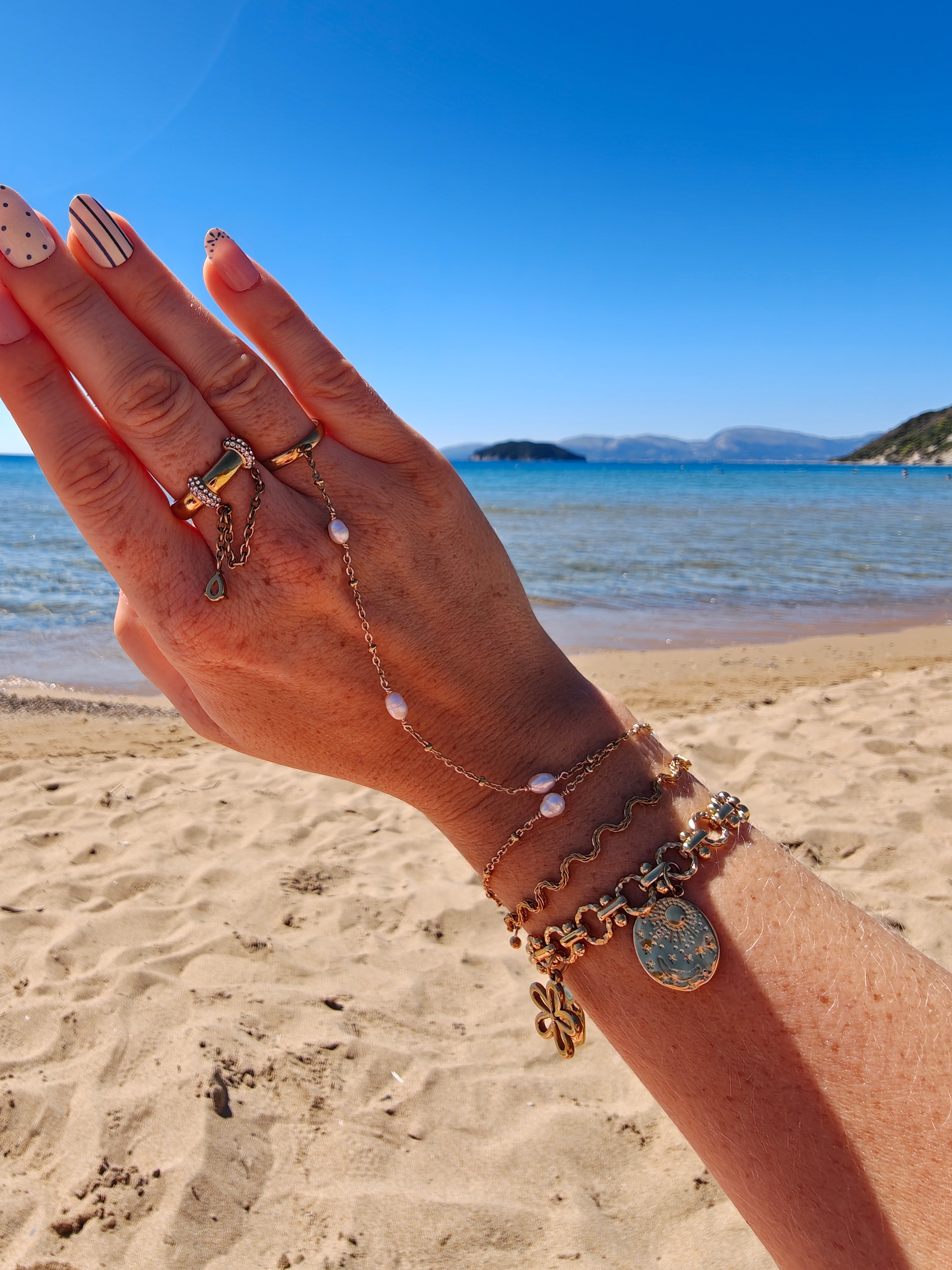 Coquette bedelarmband in een combinatie met andere BLOSS sieraden