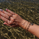 Coquette gouden armband met bloemen, een hart en medaillons | gedragen
