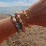 Fleurette Armband gecombineerd met andere armbanden aan zee