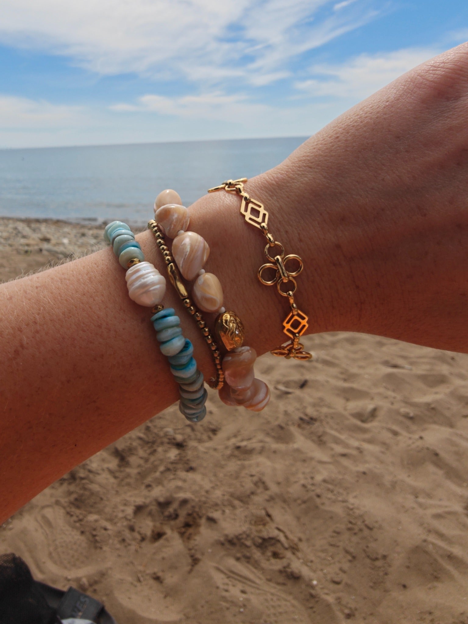 Fleurette Armband gecombineerd met andere armbanden aan zee