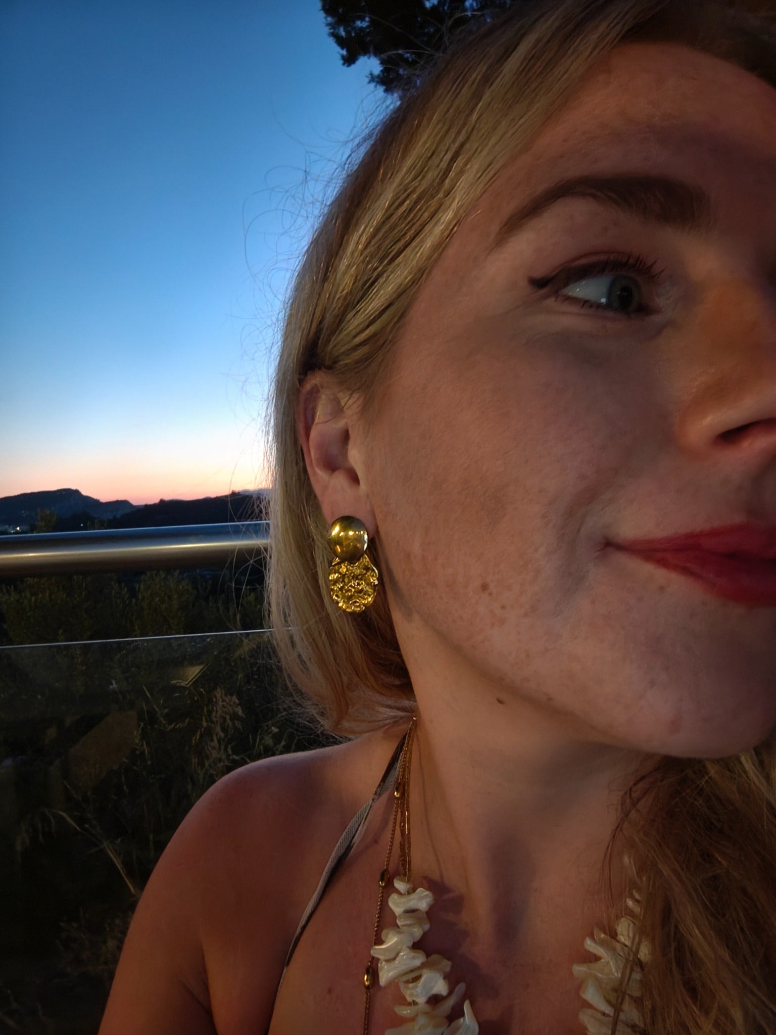 Solene gouden oorbellen gedragen bij een zomeroutfit