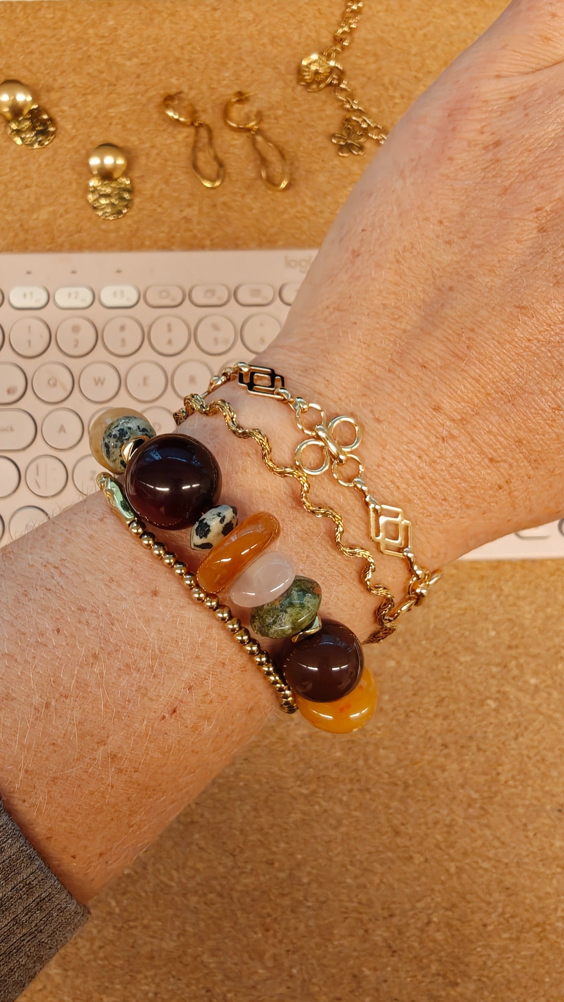 Gouden BLOSS armbanden gecombineerd met een edelstenenarmband