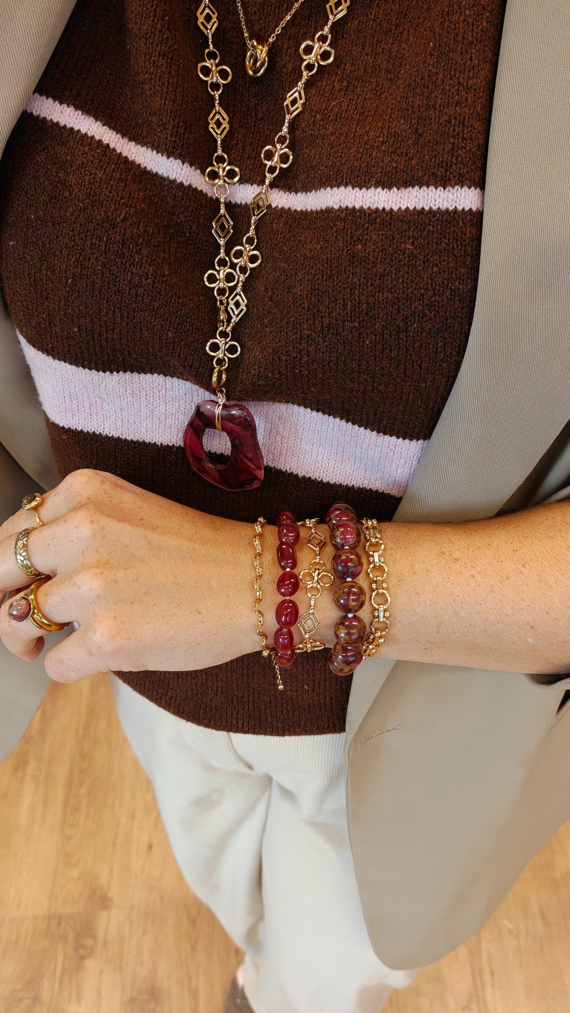 Lace Armband gedragen bij een gestreepte top en blazer