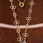 Detail van de Fleurette Ketting op een gestreepte top