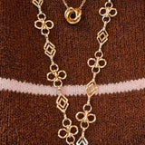 Detail van de Fleurette Ketting op een gestreepte top