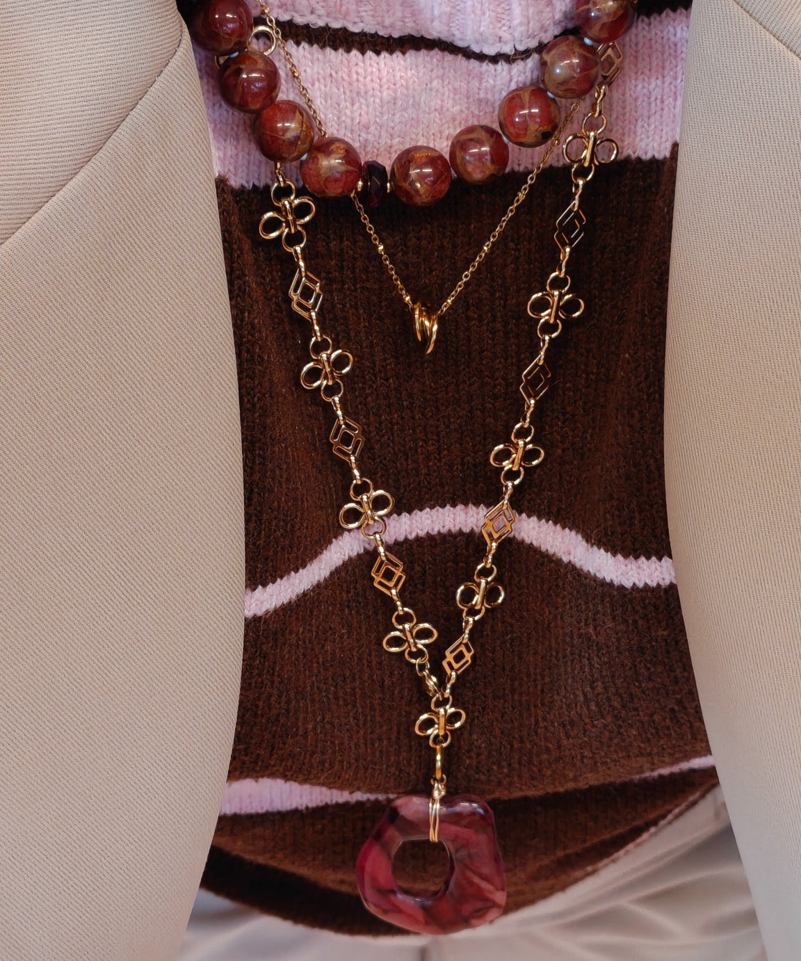 Fleurette Ketting gecombineerd met een blazer en andere kettingen