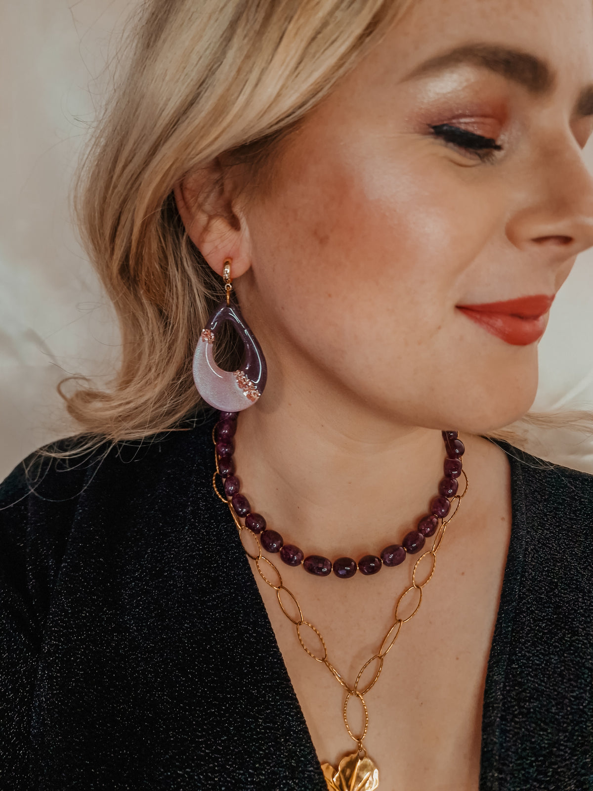 Ketting Midnight Plum Stone op model