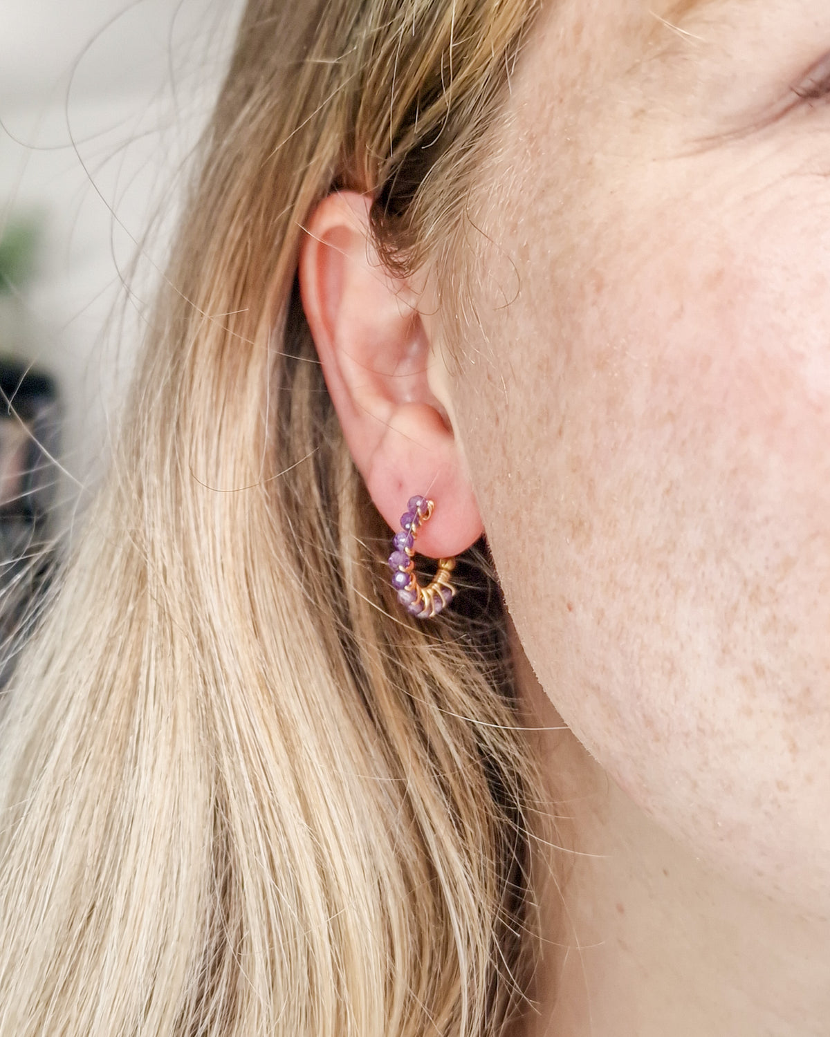 Oorbellen Shimmer Amethyst Paars mini op model