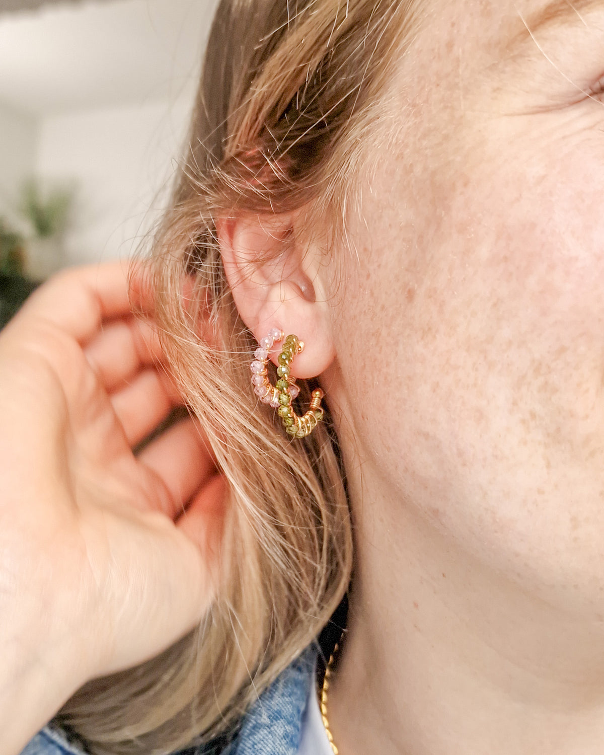 Oorbellen Shimmer Peridot Groen op model