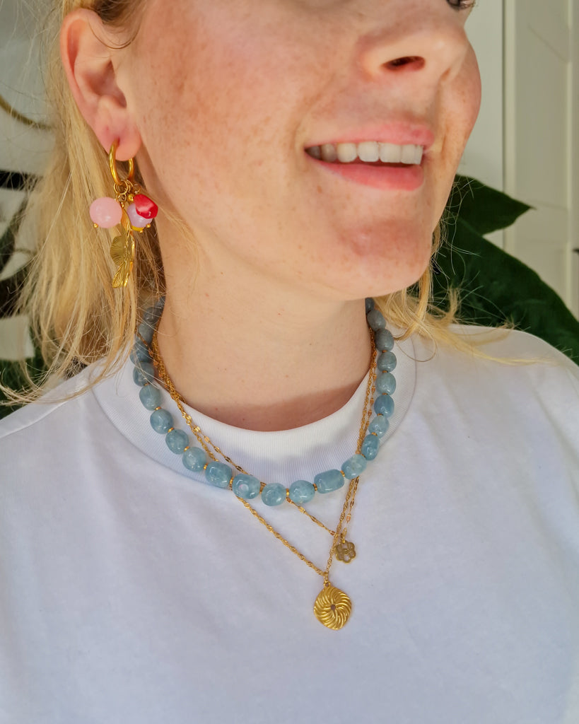 Ketting Swirl pendant op model