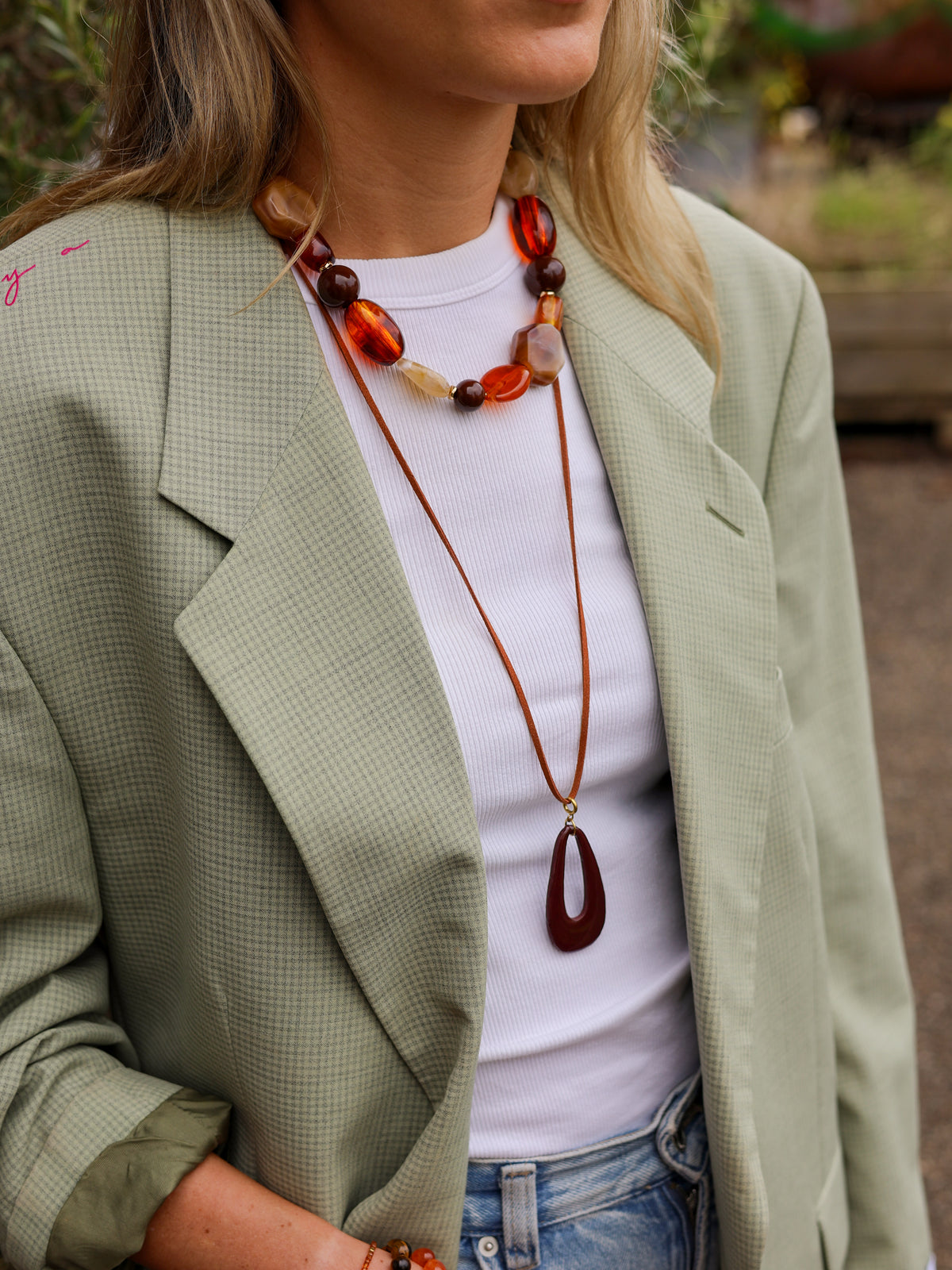 Ketting Cord Terracotta Tie op model