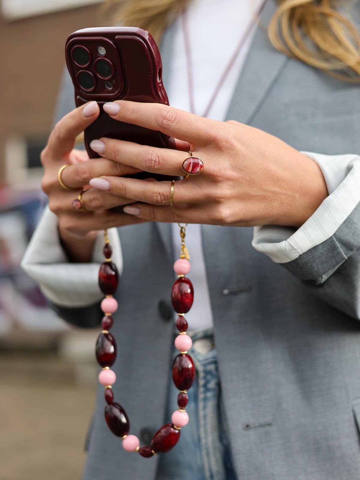 Ring Merlot Red Stone Oval op model