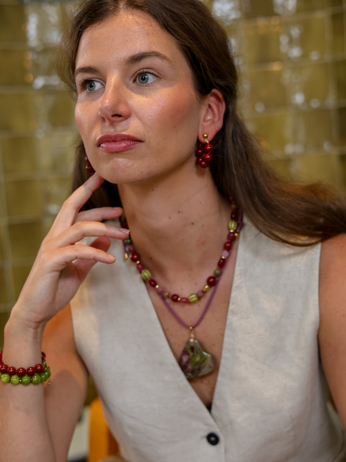 Oorbellen Deep Red Classic op model