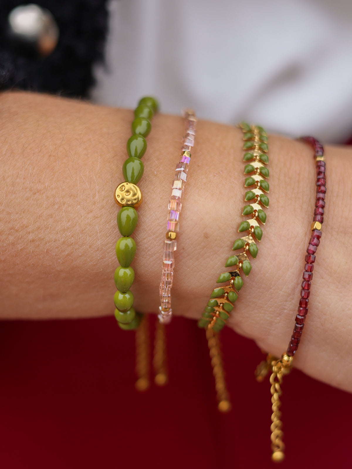 Armband Olive Drop op model