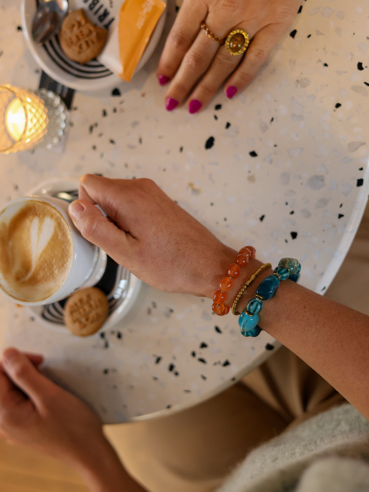 Armband Teal Flow op model