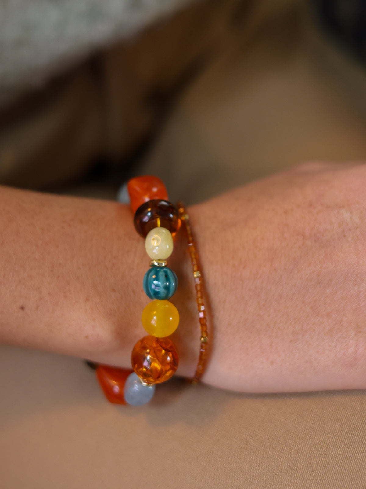 Armband Amber Flow op model