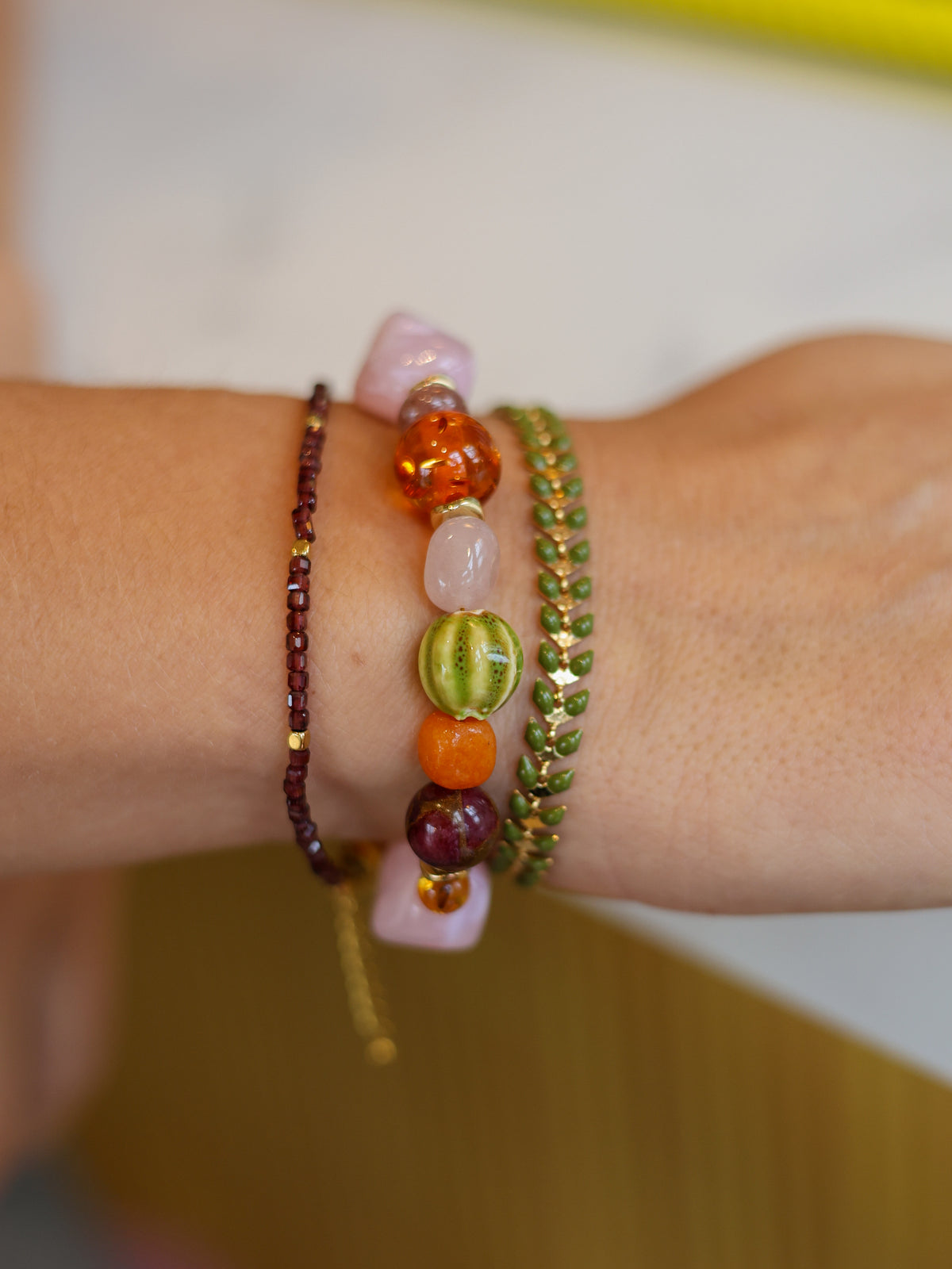 Armband Olive Link op model