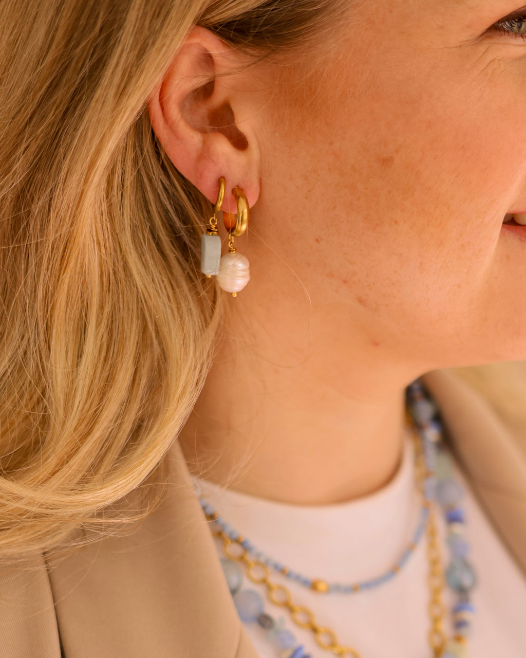 Oorbellen Aquamarine Hoops op model