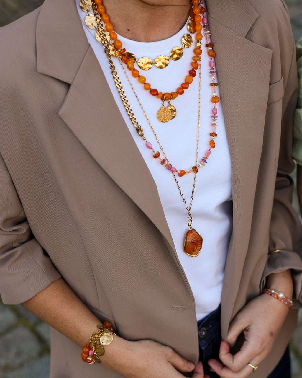 BLOSS sieraden op model