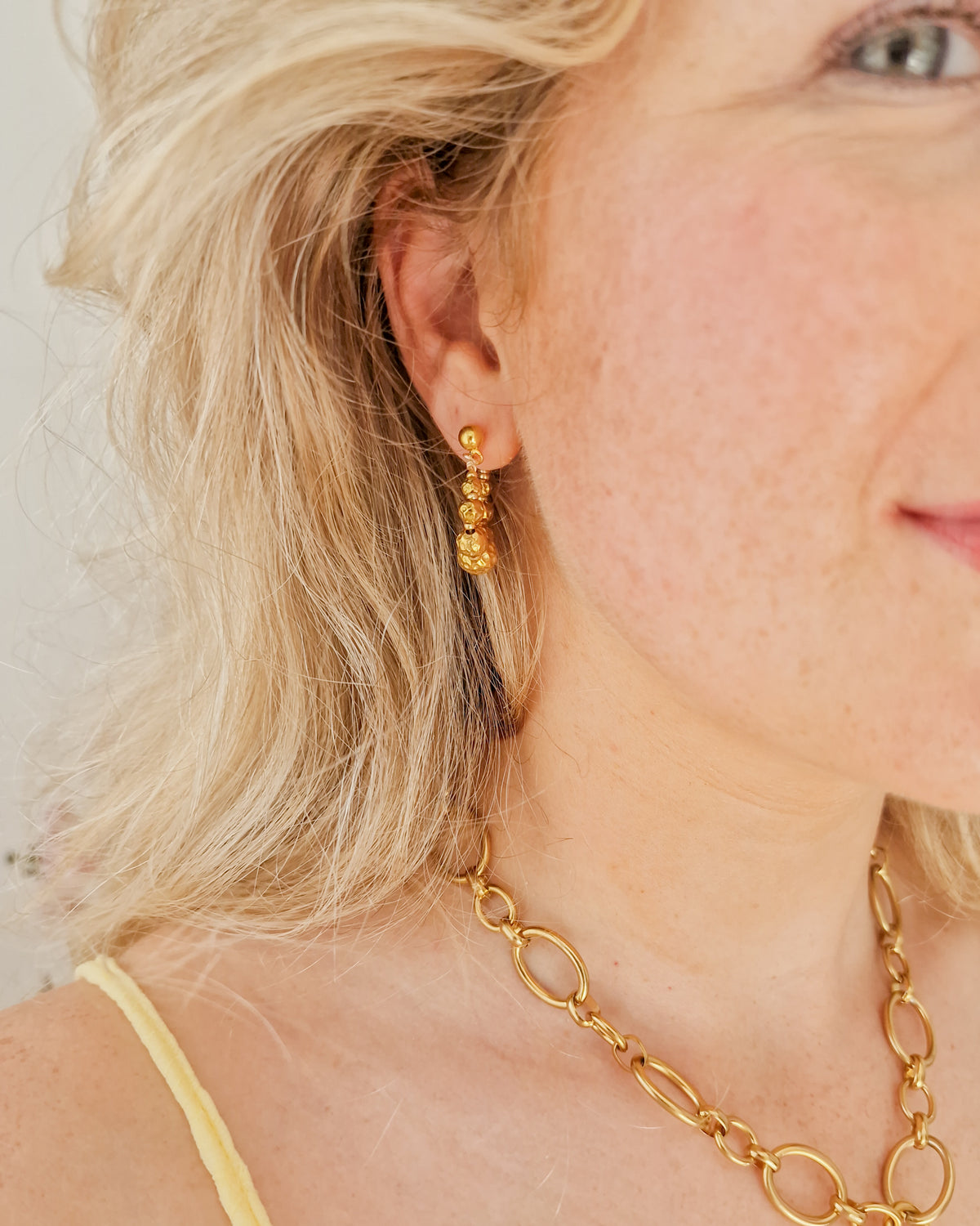 Oorbellen Essential Hammered Beads op model